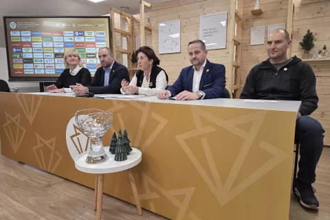 Potek priprav na tekmovanje za svetovni pokal v alpskem smučanju za ženske v Kranjski Gori, so predstavili (od desne) Andrej &Scaron;porn, vodja priprave prog, Tomaž &Scaron;u&scaron;ter&scaron;ič, generalni sekretar dogodka, Barbara K&uuml;rner Čad, predsednica organizacijskega komiteja tekmovanja, Uro&scaron; Zupan, direktor Smučarske zveze Slovenije, in Henrika Zupan, županja Kranjske Gore. / Foto: Maja Bertoncelj