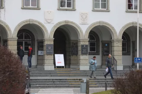 stavba občina upravna enota Kranj tabla skupna občinska uprava občin Gorenjske vhod in&scaron;pektorat / Foto: Gorazd Kavčič