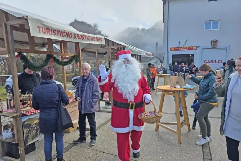 Božična tržnica povezala vas