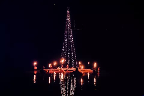 Potop božičnega drevesca v jezero Črnava