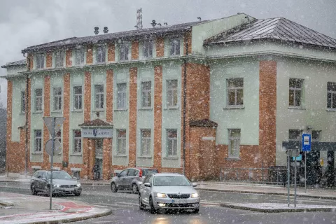Občina Jesenice med sneženjem. / Foto: Nik Bertoncelj