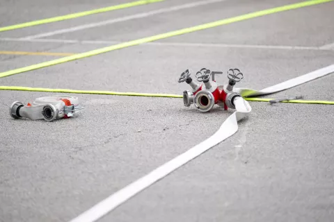 Simbolična fotografija gasilci gasilska cev / Foto: Nik Bertoncelj