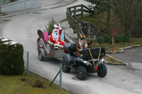  Na svoji poti je Božiček pozdravljal in vo&scaron;čil lepe praznike. / Foto: Alenka Brun