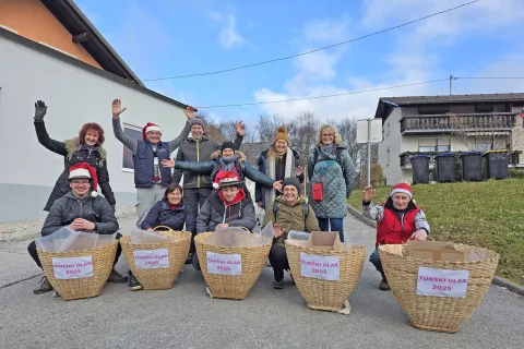 Gasilska fotografija nosačev, preden so se z vzklikom 'srečno!', razpr&scaron;ili na vse konce vasi. / Foto: &Scaron;pela &Scaron;imenc