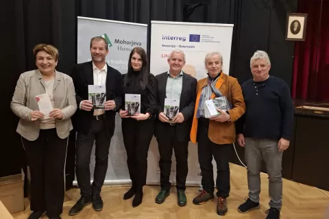 Od leve: U&scaron;i Sereinig, dr. Karl Hren, Sanja Boto, avtor knjige Ferdinand Bevc, Zdravko Haderlap in Willi O&scaron;ina na predstavitvi knjige o rodbini Blajs v Železni Kapli / Foto: Jože Ko&scaron;njek