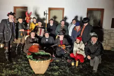 Kranjski furmani s Petrom Staretom (stoji drugi z desne), humoristom Marjanom Nagličem in z organizatorji večera pred Romijevo hi&scaron;o na Povljah. / Foto: Jože Ko&scaron;njek 