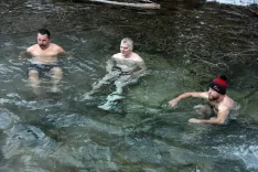 zamrznjeno jezero in skok v novo leto Jezersko sprehod po ledu / Foto: Tina Dokl