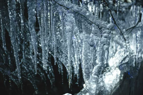 Ledeno kraljestvo in predstava žive jaslice v ledu Mojstrana. Simbolična fotografija ledene sveče / Foto: Nik Bertoncelj
