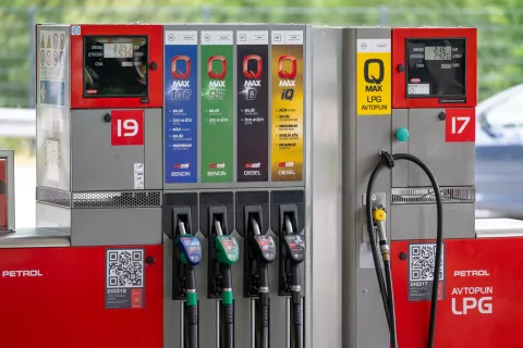 Bencinski servis Petrol avtocesta Hru&scaron;ica Jesenice smer Karavanke (AUT) / Foto: Nik Bertoncelj