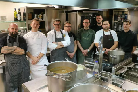 Kuharska ekipa ki je skrbela, da je četrti kulinarični dogodek, ki je namenjen povezovanju in druženju, v Gosti&scaron;ču Danica uspel. / Foto: Alenka Brun