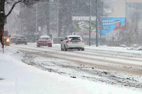 sneg sneženje cesta snežne razmere plug pluženje splužene ceste mraz Kranj / Foto: Tina Dokl