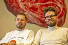 Za zgodbo Juicy Marbles stojita Maj Hrovat in Luka Sinček / Foto: Juicy Marbles