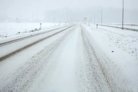 sneg sneženje cesta snežne razmere plug pluženje splužene ceste mraz Kranj / Foto: Tina Dokl