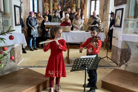 Jasmin in Taj Kordež, v ozadju pa MePZ sv. Tilna in Vokalna skupina Podjelov&scaron;ki fantje / Foto:  