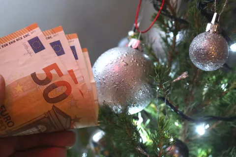 božičnica denar 13. plača konec leta čas za nakupe / Foto: Gorazd Kavčič