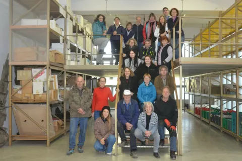 Ekipa projekta RE-ORG v prenovljenih depojih na Savski cesti, kjer so v nekaj dneh s skupnim delom dosegli večjo preglednost in varnej&scaron;e pogoje hrambe muzejskih zbirk. Delavnica je pokazala, kako lahko znanje, dobra organizacija in sodelovanje učinkovito izbolj&scaron;ajo temeljno infrastrukturo muzeja. / Foto: Jelena Justin