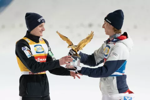 Domnu Prevcu je pred uradno podelitvijo zlatega orla simbolično predal lanski zmagovalec novoletne turneje Avstrijec Daniel Tschofenig. / Foto: Peter Ko&scaron;enina