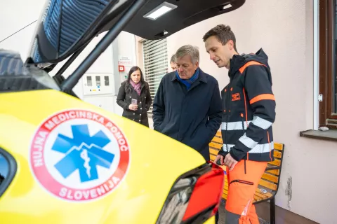Prevzem novega avtomobila Urgentni zdravnik ZD RadovljicaNa fotografiji Jernej Dolar dr. med. re&scaron;evalec NMP v ZD Radovljica in Ciril Globočnik župan Občina Radovljica / Foto: Nik Bertoncelj