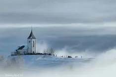 Na strani BralciBralcem je bil v petek, 9. januarja 2025 objavljen članek &raquo;Praznovanje na Jamniku&laquo;. Fotografije nam je poslal Rok Ga&scaron;per&scaron;ič, ki je zapisal: &raquo;Meni se je tisto dopoldne ob prihodu iz zamegljene kroparske doline odprl neponovljiv motiv jamni&scaron;ke cerkve nad meglenim morjem na prostoru pred cerkvijo. Fotografijo po&scaron;iljam, da bi bili tudi bralci Gorenjskega glasa deležni tega enkratnega motiva.&laquo; Ob uvedbi stani Bralci Bralcem smo obljubili, da bo fotografije &raquo;prebral&laquo; fotografski mojster Matic Zorman, tokrat je to naredil prvič. M. V. / Foto: Rok Ga&scaron;per&scaron;ič