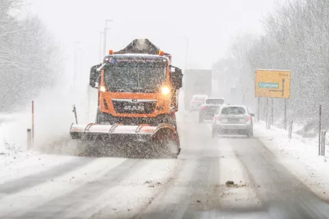 sneg sneženje cesta snežne razmere plug pluženje splužene ceste mraz Kranj / Foto: Tina Dokl