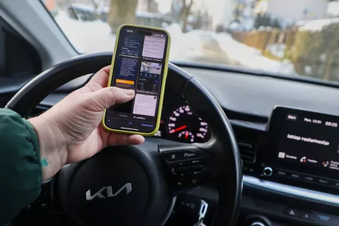 uporaba telefona v avtu med vožnjo telefon / Foto: Tina Dokl