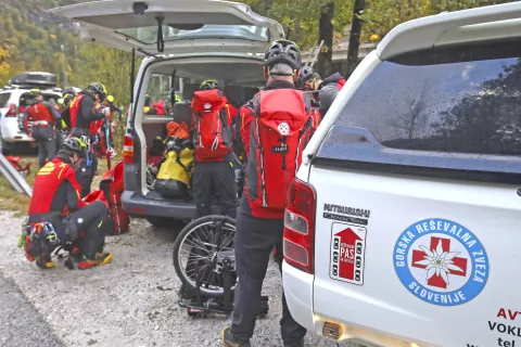 Policija, policijsko vozilo, intervencija, prometni prekr&scaron;ek, aretacija, pridržanje, posredovanje, kronika, umor, rop, kraja, policijska racija, policijski trak, Gasilci, požar, gasilsko vozilo, re&scaron;evanje, nesreča, ga&scaron;enje požara, intervencija, Gorska re&scaron;evalna služba, GRS, re&scaron;evanje v gorah, intervencija, helikoptersko re&scaron;evanje, nesreča v gorah, planinci, zdrs, aki / Foto: Gorazd Kavčič