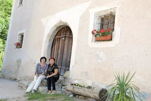 Mija Murovec in Olga Tičar pred vrati Jenkove kasarne / Foto: Tina Dokl / Foto: 