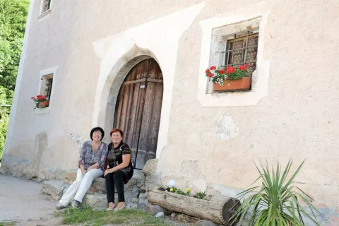 Mija Murovec in Olga Tičar pred vrati Jenkove kasarne / Foto: Tina Dokl / Foto: 