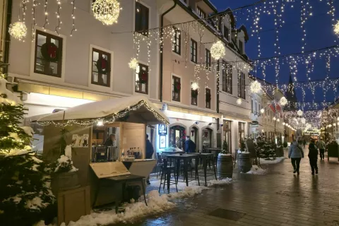 Petki v Kranju obljubljajo ponovoletno živahnost. / Foto: Alenka Brun