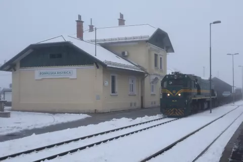stavba železni&scaron;ka postaja Bohinjska bistrica Bohinj tir vlak železnica predor avtovlak obnova potniki lokomotiva / Foto: Gorazd Kavčič