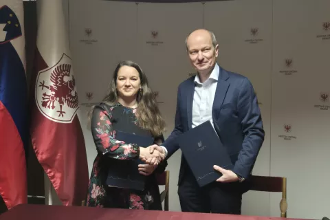 Podpis pogodbe za kanalizacijo v Čirčah pri Kranju: podžupanja Manja Zorko in direktor Gorenjske gradbene družbe Vido Jagodic / Foto: Simon &Scaron;ubic