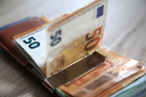 Tudi varčevalci, ki so evre "zamenjali" za kriptosredstva, se ne bodo izognili obdavčitvi dobička. / Foto: Arhiv Gg - Gorazd Kavčič