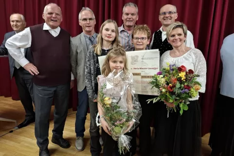 Tischlerjeva nagrajenka Herta Maurer &ndash; Lausegger s hčerko Avrelijo, z vnukinjo Zoe, z brati Andijem, Simonom, Ottom in Vilijem ter Vilijevo hčerko Lucijo. / Foto: Jože Ko&scaron;njek