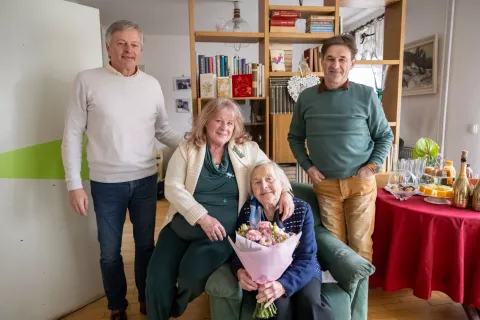 Praznovanje Slavica Gori&scaron;ek 100 let&scaron;opek je podaril Ciril Globočnik župan občina Radovljica / Foto: Nik Bertoncelj