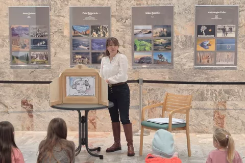 Jadranka Zavr&scaron;nik je s Pravljicami iz lesene &scaron;katlice navdu&scaron;ila zbrano občinstvo v galeriji Sokolskega doma v &Scaron;kofji Loki. / Foto: Klara Mrak