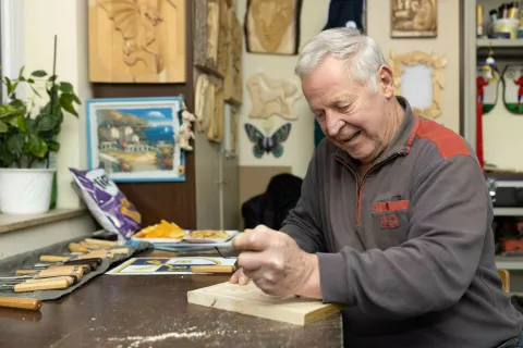 Silvo Zevnik je rezbariti začel v pokoju, prej z lesom ni imel stika. / Foto: Peter Ko&scaron;enina