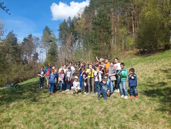 Dekleta in fantje iz Loč z rogovi in zvonci ob &Scaron;entjurjevem kresu. / Foto: Va&scaron;ka Skupnost Loče