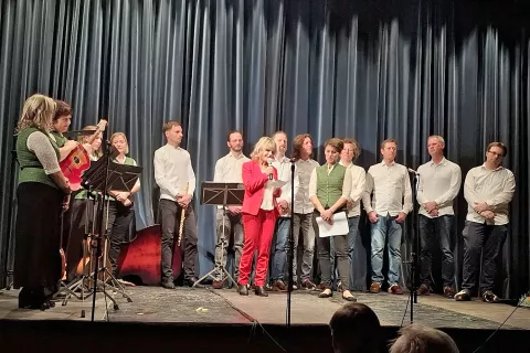 Slovenskemu prosvetnemu dru&scaron;tvu &Scaron;entjanž in predsednici Nadji Keuschnig je za jubilej čestitala tudi županja občine Bistrica v Rožu Sonya Feinig (v sredini). Za njima člani tambura&scaron;kega orkestra in pevci domačega pevskega zbora Andrej Permož. / Foto: Jože Ko&scaron;njek