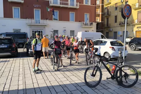 Slika 1: San Severo, kolesarji pred hotelom  / Foto: Slavko Zupanc