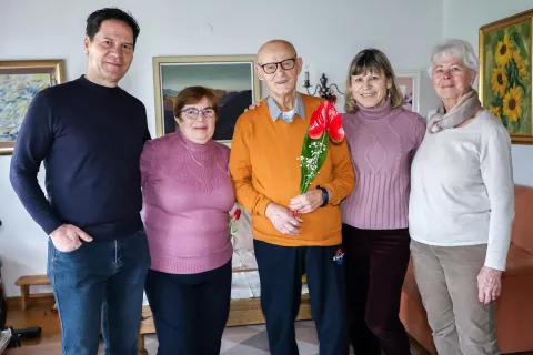 100 letnik Franc Cijan Primskovo z leve Božo Zupan predsednik KS, Silva Bizjak predsednica KO KR, Franc Cijan, Tatjana Primožič hči, Ivica Pelko poverjenica / Foto: Tina Dokl