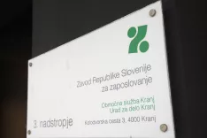 znak tabla stavba Zavod za zaposlovanje enota KranjZavod Republike Slovenije za zaposlovanje, Območna služba in Urad za delo / Foto: Gorazd Kavčič