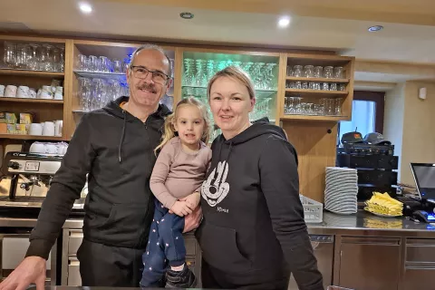 Bovavčeva Marjan in Slavi Ferjanc z vnukinjo Oti. / Foto: Jože Ko&scaron;njek