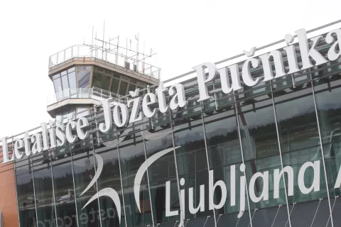 letali&scaron;če Jožeta Pučnika Brnik 60 let letalo avion pristanek vzletanje potniki tujina destinacija letenje aerodrom / Foto: Gorazd Kavčič