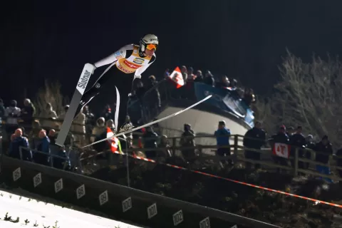 BISCHOFSHOFEN, Avstrija &ndash; Smučarski skakalec Domen Prevc (SLO) med poletom na tekmi novoletne turneje v Bischofshofnu. / Foto: Peter Ko&scaron;enina