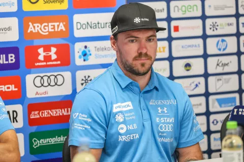 novinarska konferenca smučarska reprezentanca za hitre discipline Miha Hrobat / Foto: Tina Dokl