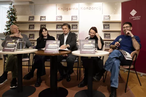 Uredniki Cankarjeve založbe so pripravili bogat bralni izbor za leto&scaron;nje leto: (z leve) Tine Logar, Lara Paukovič, Andrej Blatnik, Nina Žitko Pucer in Sa&scaron;o Puljarević. / Foto: Cankarjeva Založba