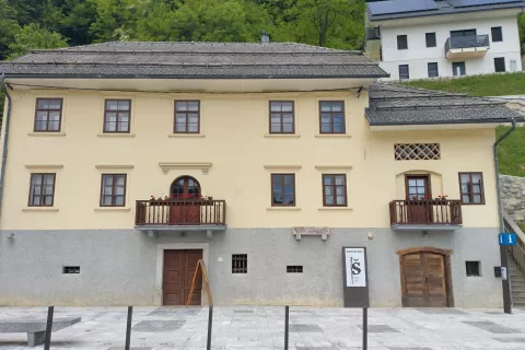 &Scaron;ubičeva hi&scaron;a in plo&scaron;čad pred njo bosta 21. junija gostili Likovni živžav. / Foto: Jure Ferlan