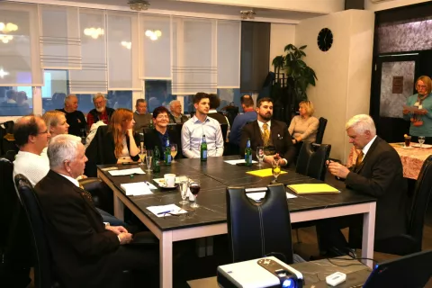 Poklon izjemnemu trži&scaron;kemu čebelarju