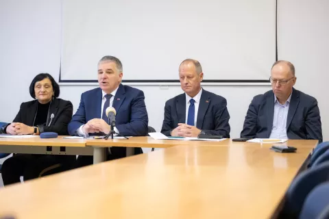 Dvodnevni obisk Gorenjske Državni svet RSNovinarska konferenca v Splo&scaron;ni bolni&scaron;nici Jesenicena fotografiji iz leveMonika Ažman državna svetnicaMarko Lotrič predsednik Državni svet RS Leopold Pogačar državni svetnikIvan Meglič državni svetnik / Foto: Nik Bertoncelj