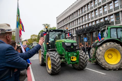 Kmetje so med protestom s traktorji &raquo;zasedli&laquo; ulice v sredi&scaron;ču Ljubljane in nekatere mestne vpadnice. / Foto: Primož Pičulin